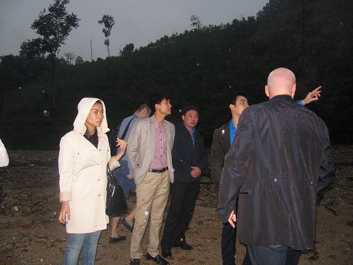 Vợ chồng Thu Minh lặn lội đi từ thiện - 5