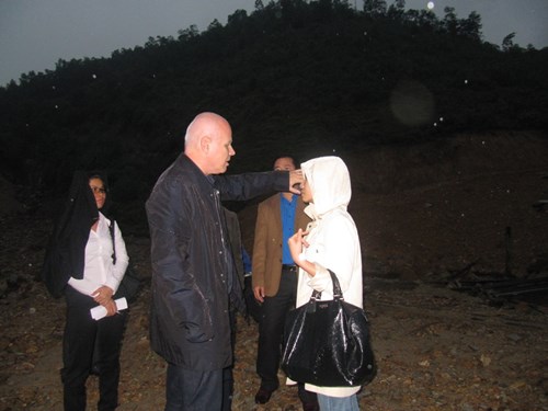 Vợ chồng Thu Minh lặn lội đi từ thiện - 6