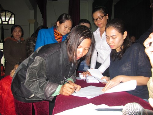 Vợ chồng Thu Minh lặn lội đi từ thiện - 4