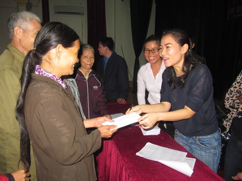 Vợ chồng Thu Minh lặn lội đi từ thiện - 5