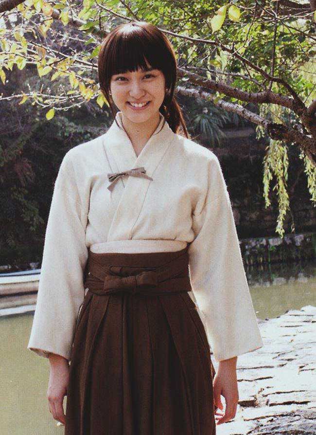 Nữ diễn trong trang phục võ Nhật
