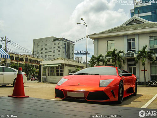 Báo Tây “ngất ngây” với siêu xe ở Việt Nam - 10