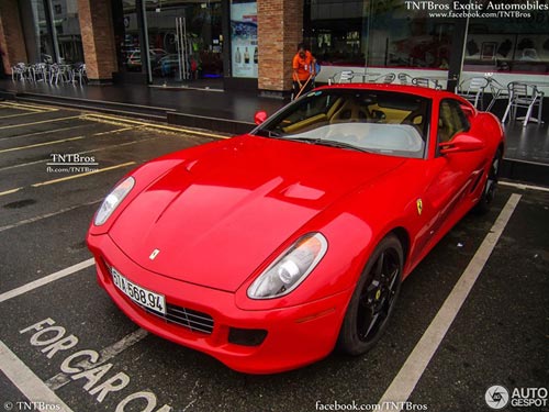 Báo Tây “ngất ngây” với siêu xe ở Việt Nam - 1