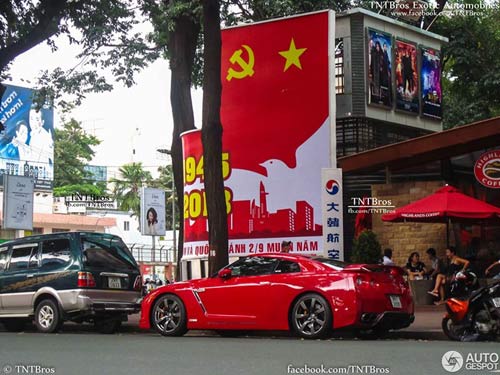 Báo Tây “ngất ngây” với siêu xe ở Việt Nam - 9