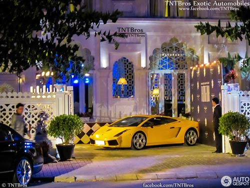 Báo Tây “ngất ngây” với siêu xe ở Việt Nam - 5