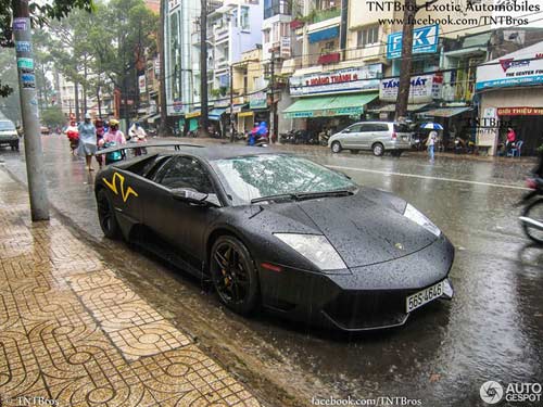 Báo Tây “ngất ngây” với siêu xe ở Việt Nam - 7