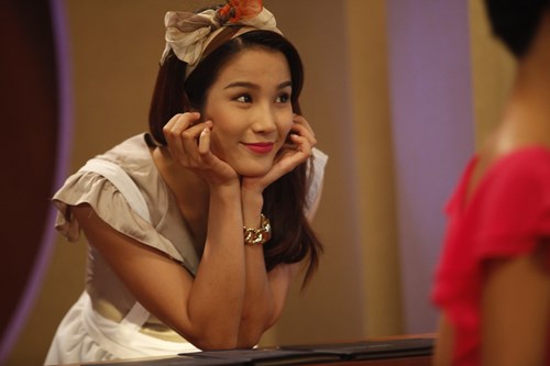 Diệp Lâm Anh lòe loẹt làm 'bà tám" - 6