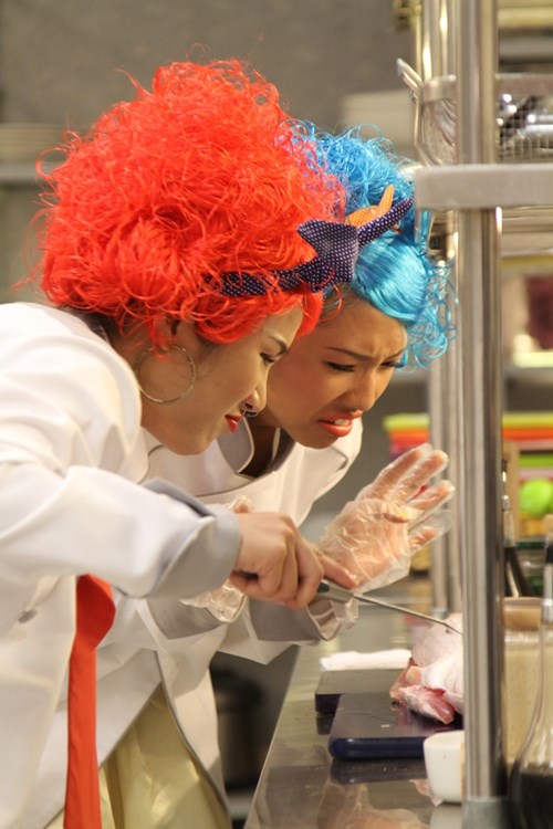 Diệp Lâm Anh lòe loẹt làm 'bà tám" - 4