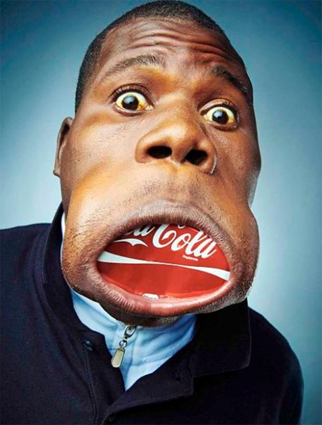 Anh Francisco Domingo Joaquim, 20 tuổi đến từ Sambizanga, Angola được tổ chức Guinness công nhận là người có miệng rộng nhất thế giới
