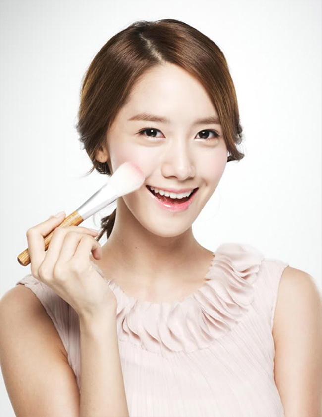 Yoona - nữ ca sĩ, diễn viên thế hệ 9x này được hâm mộ bởi gương mặt thiên thần và làn da mềm mại, không tì vết.
