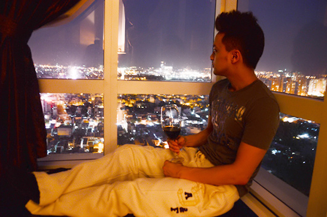 Trên tầng 21 ở vị trí trung tâm thành phố, Cao Thái Sơn có thể thưởng ngoạn cảnh đẹp vào buổi tối qua khung cửa sổ.
