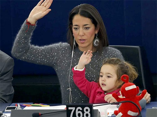 Nữ "nghị sĩ" 2 tuổi làm nóng nghị trường châu Âu - 1