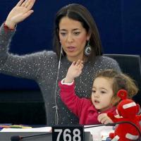 Tin tức trong ngày - Nữ "nghị sĩ" 2 tuổi làm nóng nghị trường châu Âu