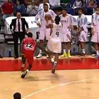 Thể thao - Cú ném rổ ngược đỉnh nhất lịch sử