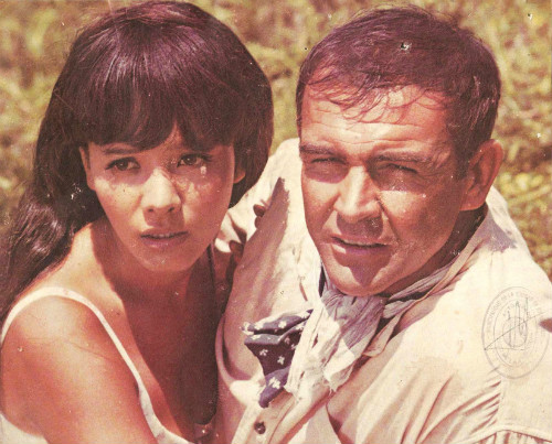 Bond Girl Nhật uy hiếp đoàn phim 007 - 3