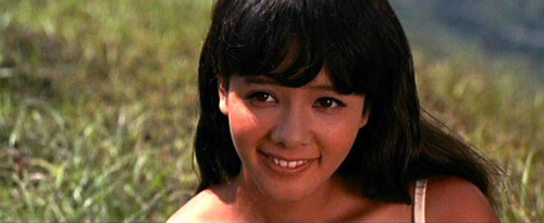 Bond Girl Nhật uy hiếp đoàn phim 007 - 16