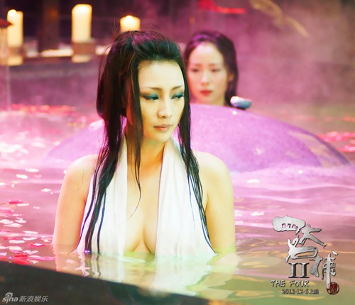 Sốc với cảnh tắm của 2 mỹ nhân Tứ đại danh bổ - 1