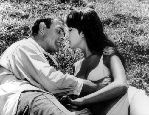 Bond Girl Nhật uy hiếp đoàn phim 007 - 13