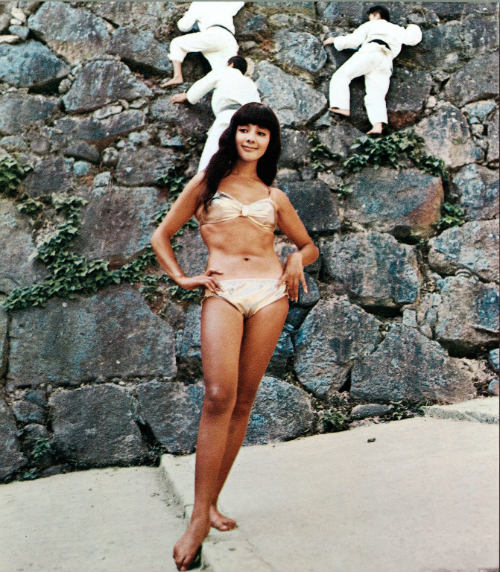 Bond Girl Nhật uy hiếp đoàn phim 007 - 8