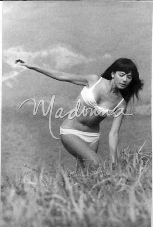 Bond Girl Nhật uy hiếp đoàn phim 007 - 11