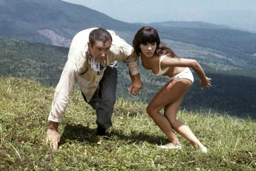 Bond Girl Nhật uy hiếp đoàn phim 007 - 15