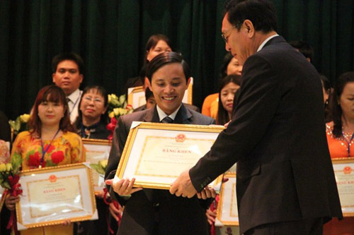 Người thầy được học sinh lập hội “phát cuồng” - 1