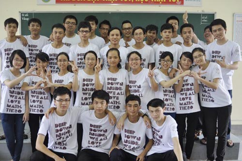 Người thầy được học sinh lập hội “phát cuồng” - 2