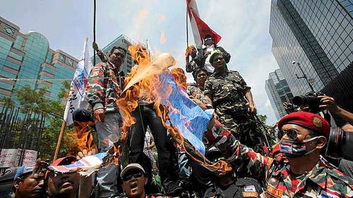 Đốt cờ Indonesia: Việt Nam và Indonesia đã cùng nhau vượt qua sự cố liên quan đến việc đốt cờ quốc gia, để tái thiết quan hệ hợp tác toàn diện giữa hai nước. Việt Nam và Indonesia cùng cố gắng để thúc đẩy tình hữu nghị giữa hai dân tộc và mang lại sự phát triển chung bền vững cho khu vực này.