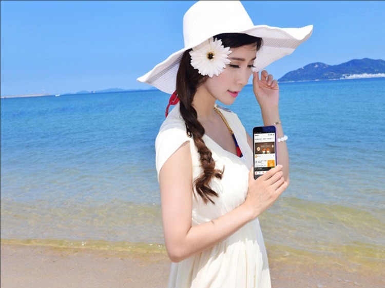 Người đẹp tỏ ra khá thích thú khi đi dạo bên cạnh biển xanh và chụp những bức ảnh 'tự sướng' cùng chiếc smartphone cao cấp của mình.
