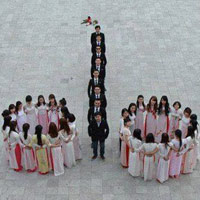 Bạn trẻ - Cuộc sống - Sinh viên xếp hình nhạy cảm ở Hoàng thành