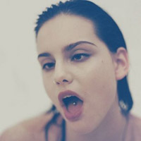 Bí quyết mặc đẹp - Người mẫu mắt lác thách thức mọi định kiến