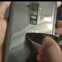 Thời trang Hi-tech - LG G Flex tự làm mờ vết xước, chịu lực tốt