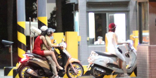 3 nghi án yêu đồng giới nữ trong showbiz Việt - 17