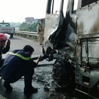 HN: Xe tải bỗng dưng bốc cháy trên cầu Thanh Trì