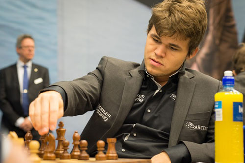 Siêu thần đồng Carlsen lên ngôi vô địch cờ vua thế giới - 1