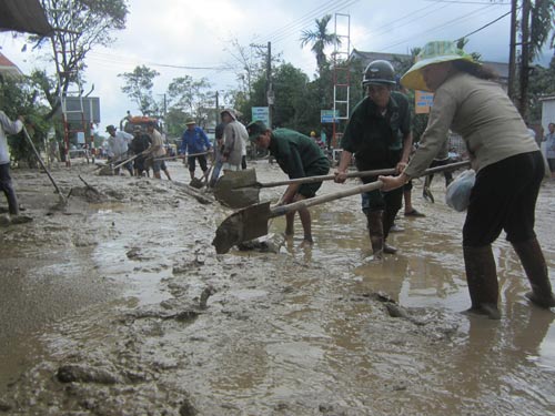 Cả ngàn người dọn bùn nơi rốn lũ - 1