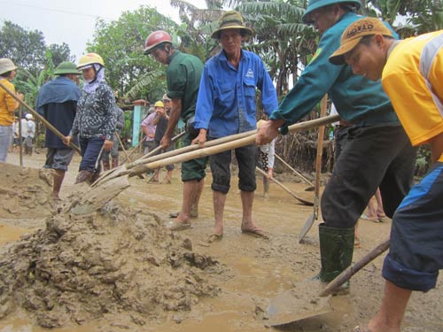 Cả ngàn người dọn bùn nơi rốn lũ - 2