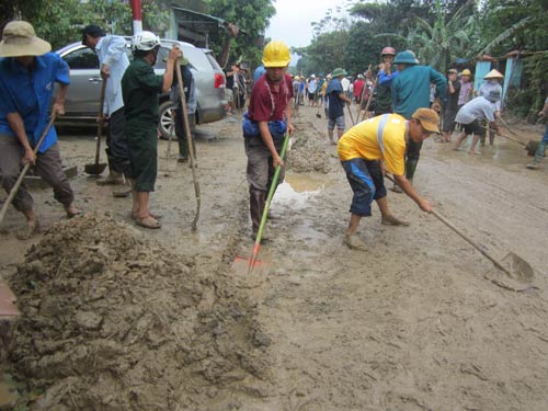 Cả ngàn người dọn bùn nơi rốn lũ - 3