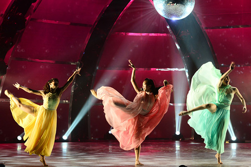 Ban giám khảo bật khóc trên ghế nóng - 15