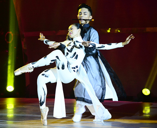 Ban giám khảo bật khóc trên ghế nóng - 8