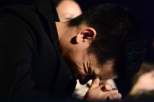 Ban giám khảo bật khóc trên ghế nóng - 1