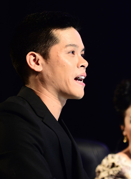 Ban giám khảo bật khóc trên ghế nóng - 1