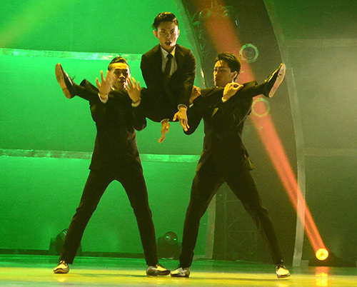 Ban giám khảo bật khóc trên ghế nóng - 16