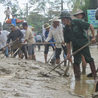 Tin tức trong ngày - Cả ngàn người dọn bùn nơi rốn lũ
