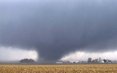 Ảnh ấn tượng: Nạn nhân bão vây trực thăng cứu trợ - 12