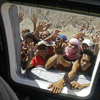 Tin tức trong ngày - Ảnh ấn tượng: Nạn nhân bão vây trực thăng cứu trợ