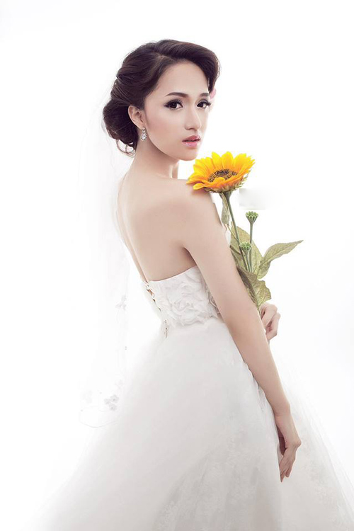 Hoa hậu Hương Giang mặc váy bó sát khoe dáng đẹp như tranh  Tin tức Online