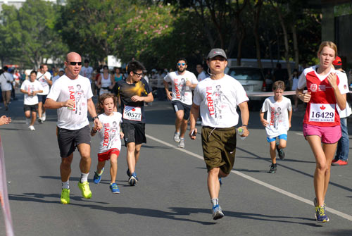 Hơn 15.000 người chạy bộ chống bệnh ung thư - 8