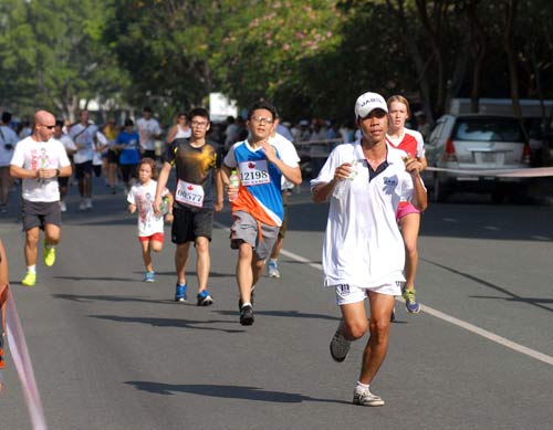 Hơn 15.000 người chạy bộ chống bệnh ung thư - 1