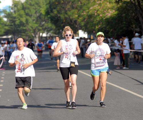 Hơn 15.000 người chạy bộ chống bệnh ung thư - 2